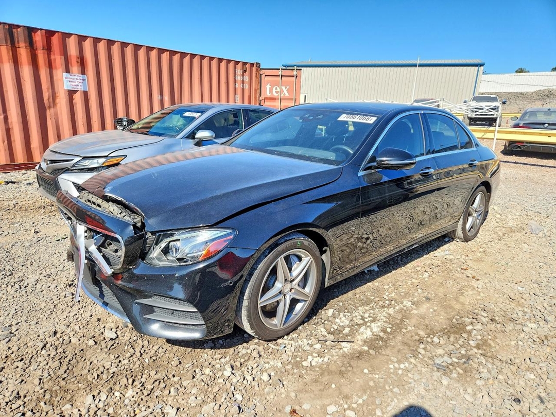 Vista de 2017 MERCEDES-BENZ E 300, ángulo 1