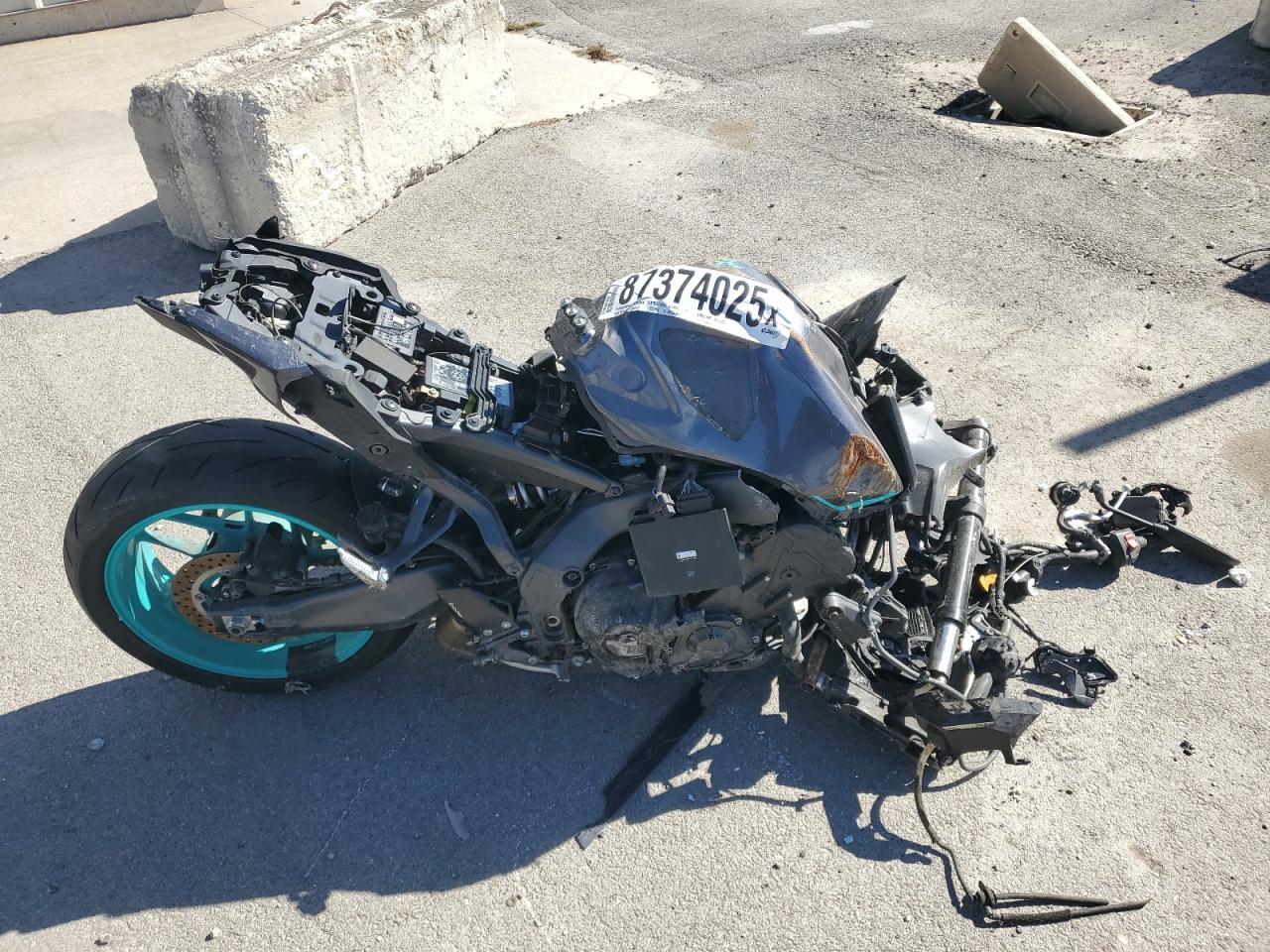 Вид 2024 YAMAHA MT09, угол 1