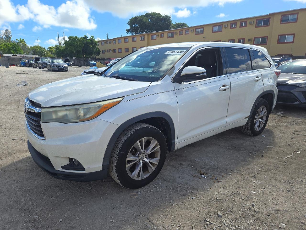 Vue de 2015 TOYOTA HIGHLANDER LE PLUS, angle 1