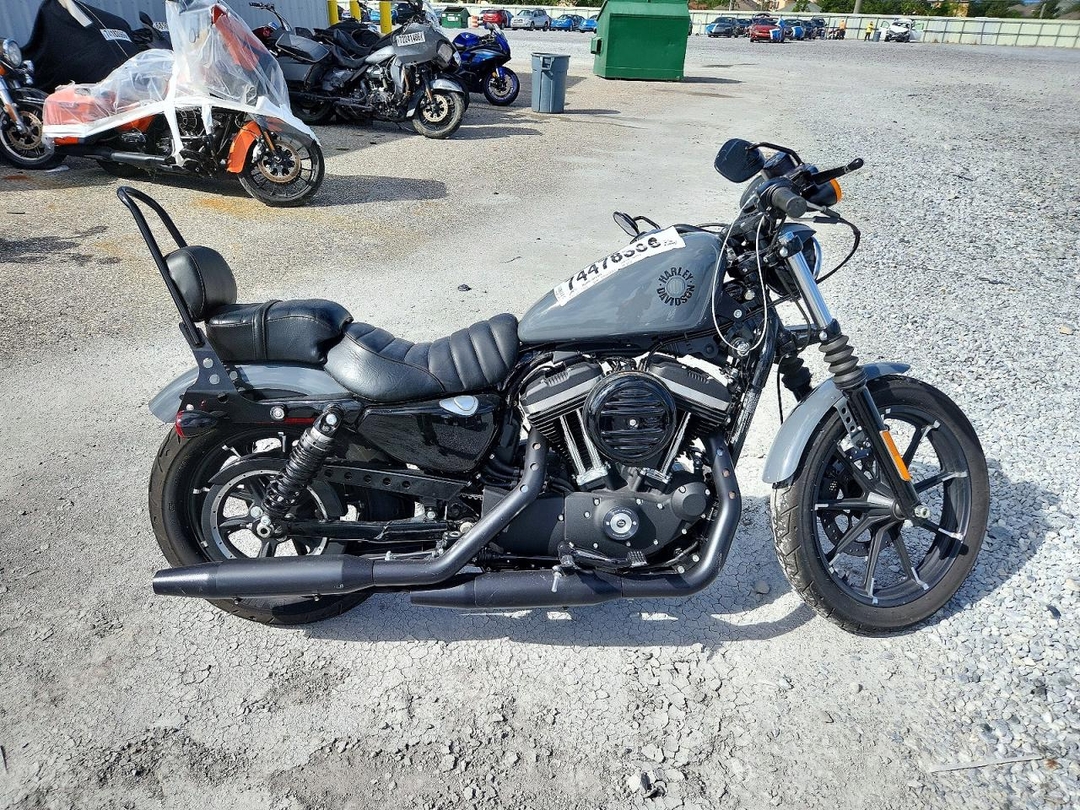 Vista de 2022 HARLEY-DAVIDSON XL883 N, ángulo 1