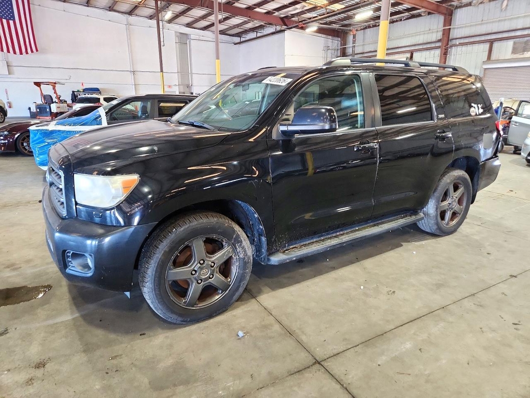 Vue de 2015 TOYOTA SEQUOIA SR5, angle 1