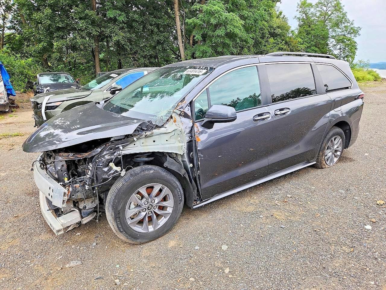 منظر 2025 TOYOTA SIENNA XLE 8-PASSENGER، زاوية 1