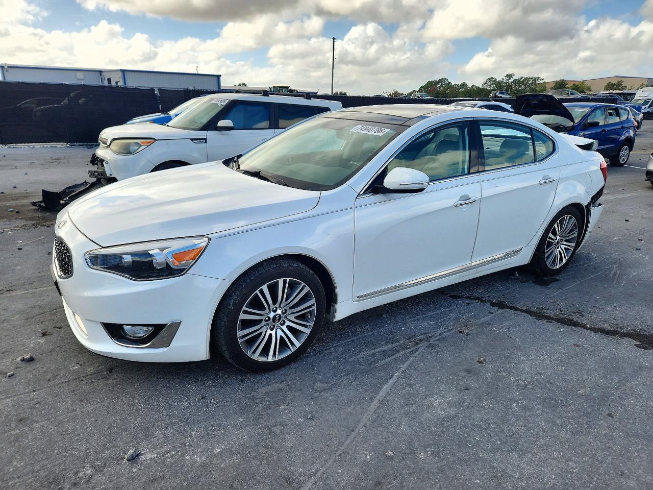 منظر 2016 KIA CADENZA، زاوية 1