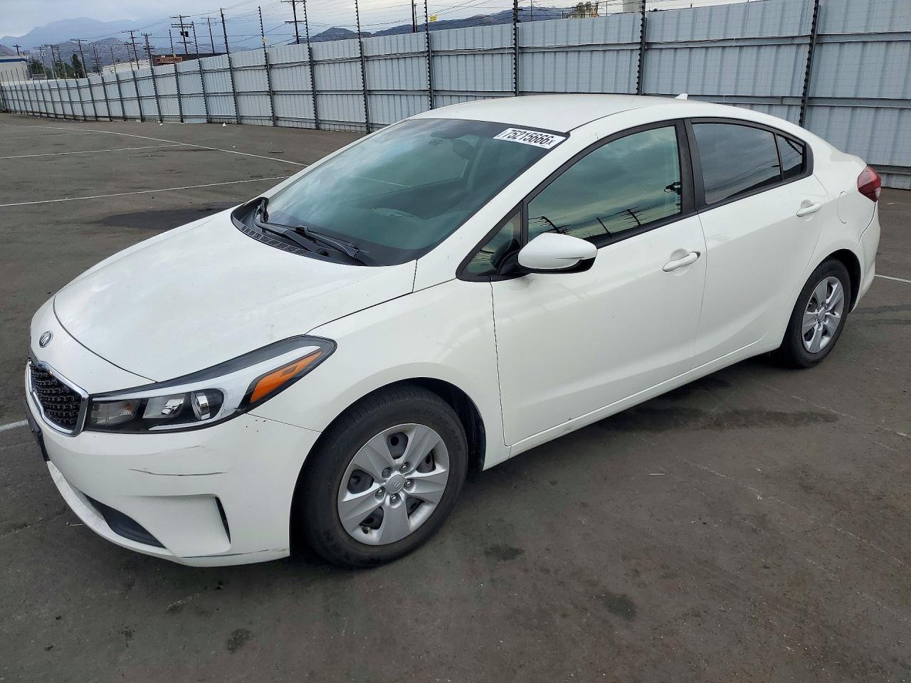 Вид 2018 KIA FORTE LX, угол 1