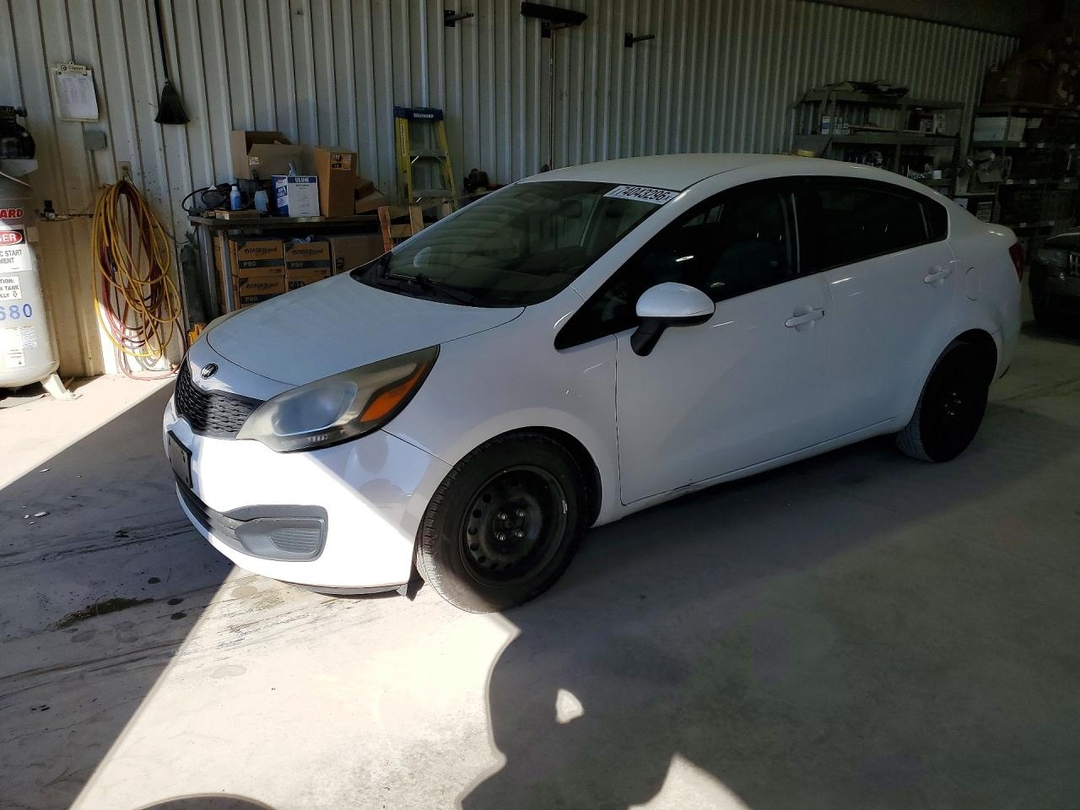 Vue de 2015 KIA RIO LX, angle 1