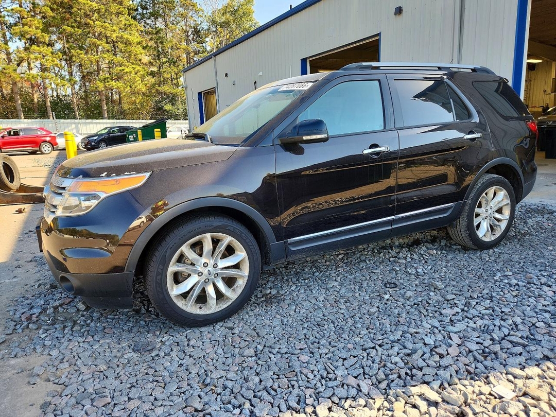 Vue de 2013 FORD EXPLORER XLT, angle 1