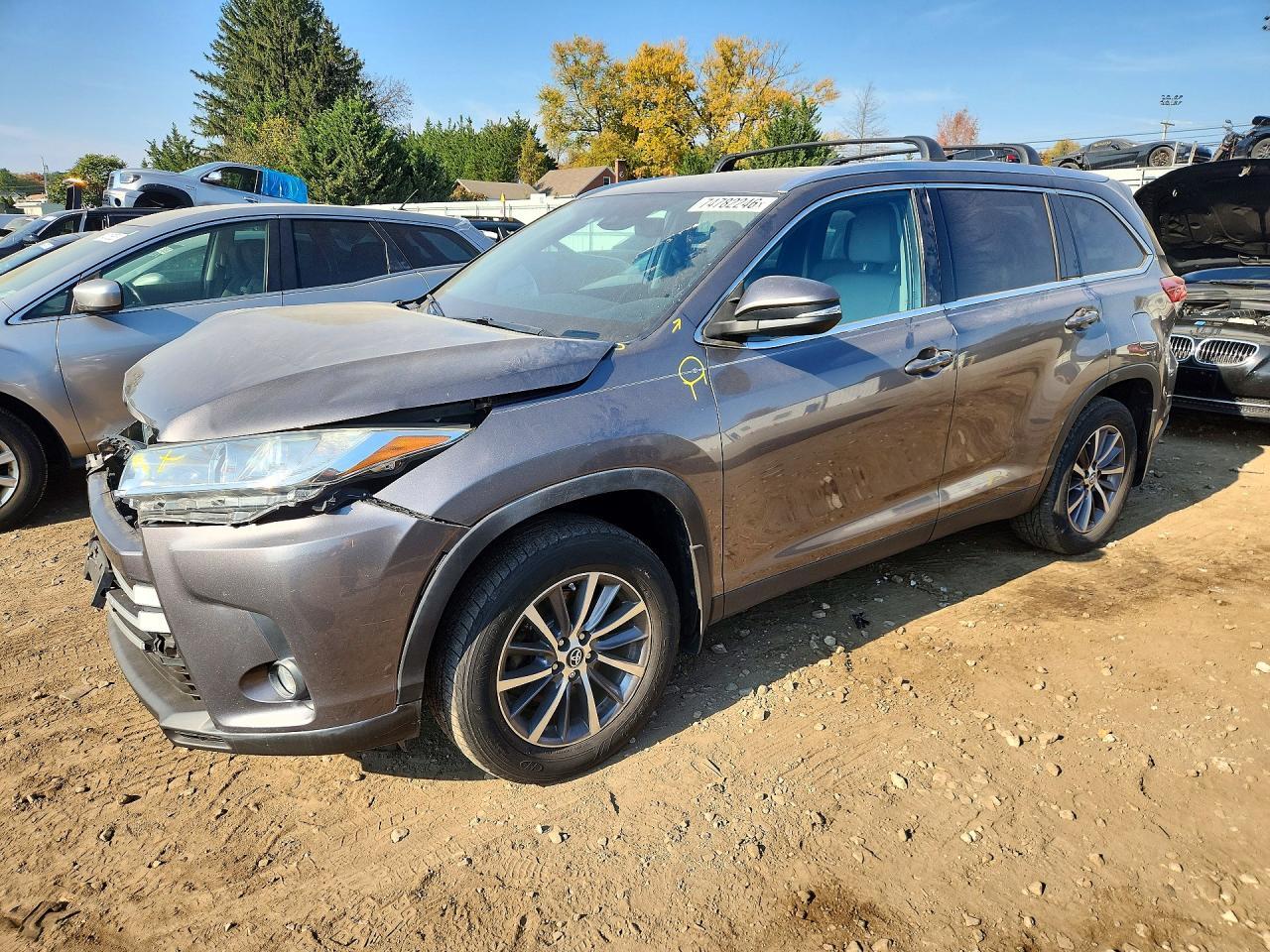 Vista de 2019 TOYOTA HIGHLANDER XLE, ángulo 1