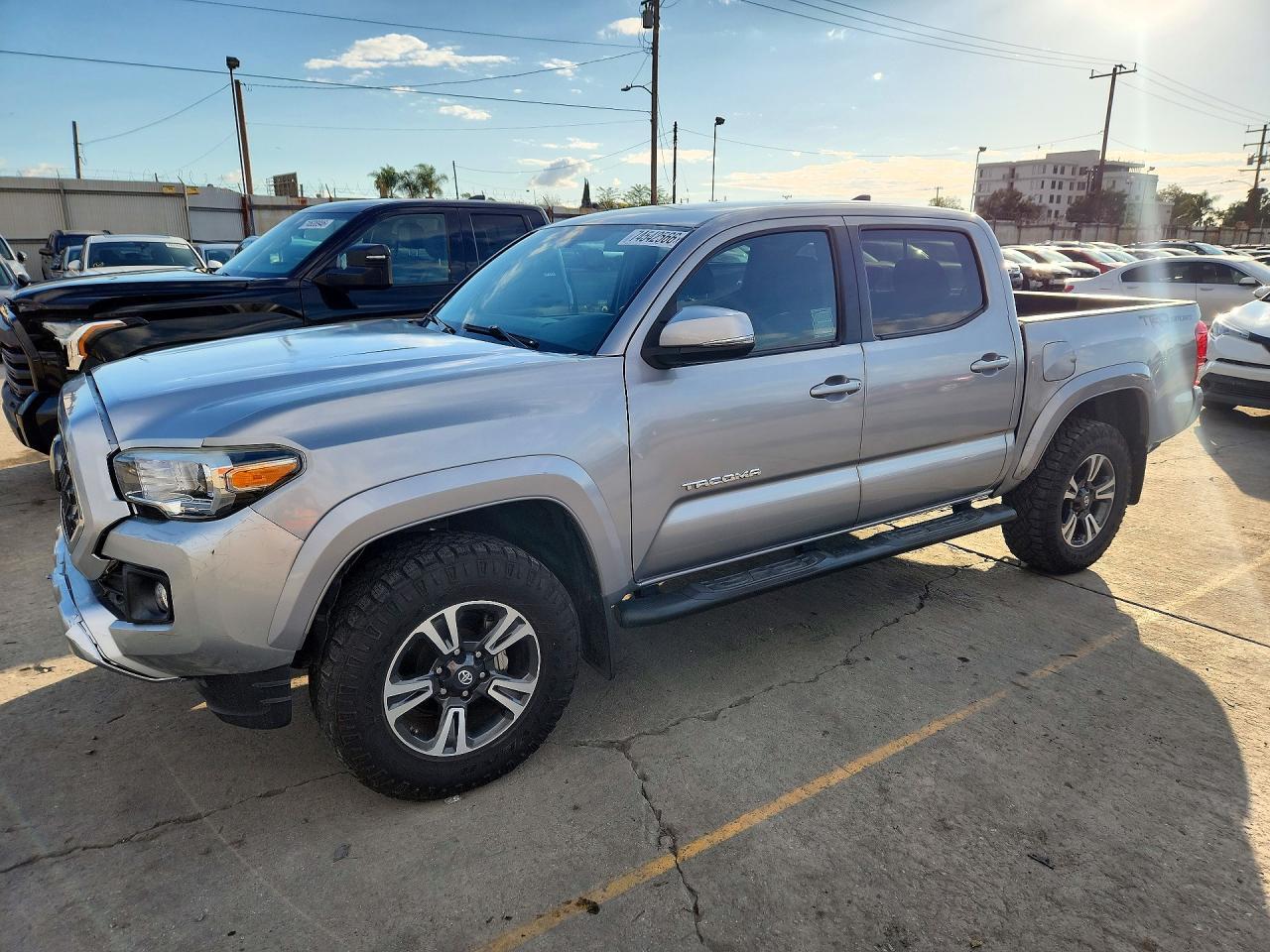 Vista de 2017 TOYOTA TACOMA TRD SPORT, ángulo 1