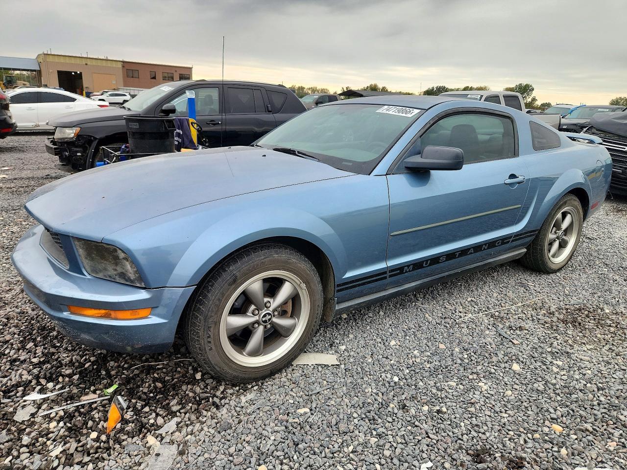Vue de 2005 FORD MUSTANG, angle 1