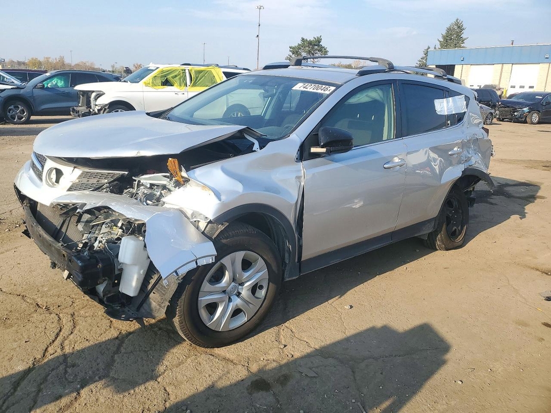 Vue de 2015 TOYOTA RAV4 LE, angle 1