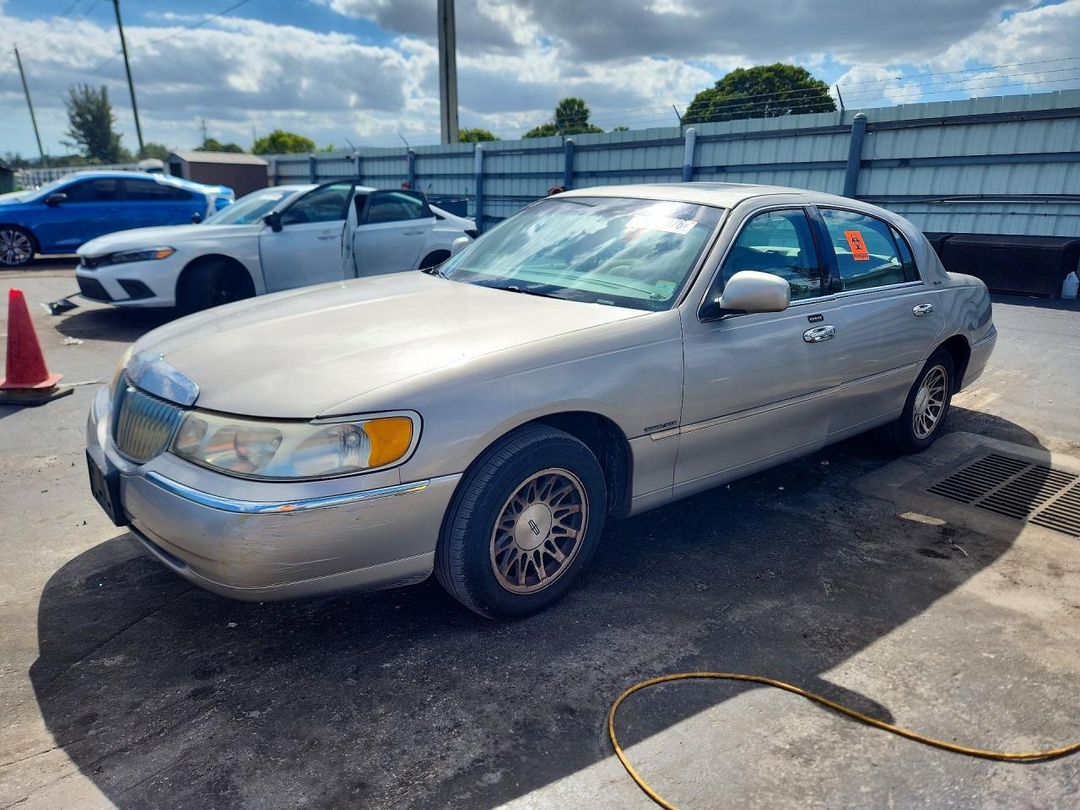 Vue de 2000 LINCOLN TOWN CAR SIGNATURE, angle 1