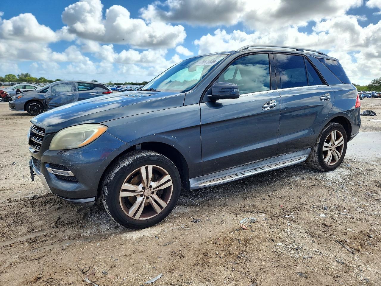 Vue de 2013 MERCEDES-BENZ ML 350 4MATIC, angle 1
