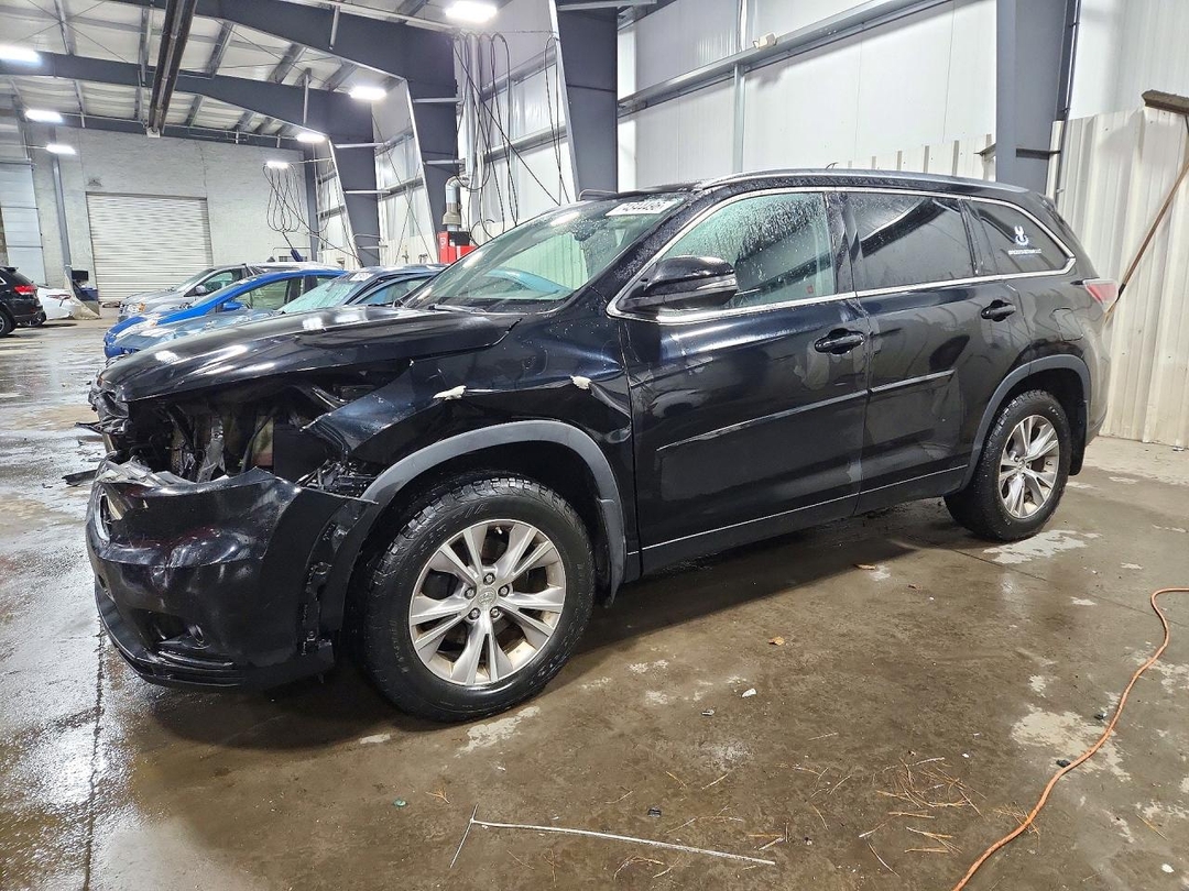 Vue de 2015 TOYOTA HIGHLANDER XLE, angle 1