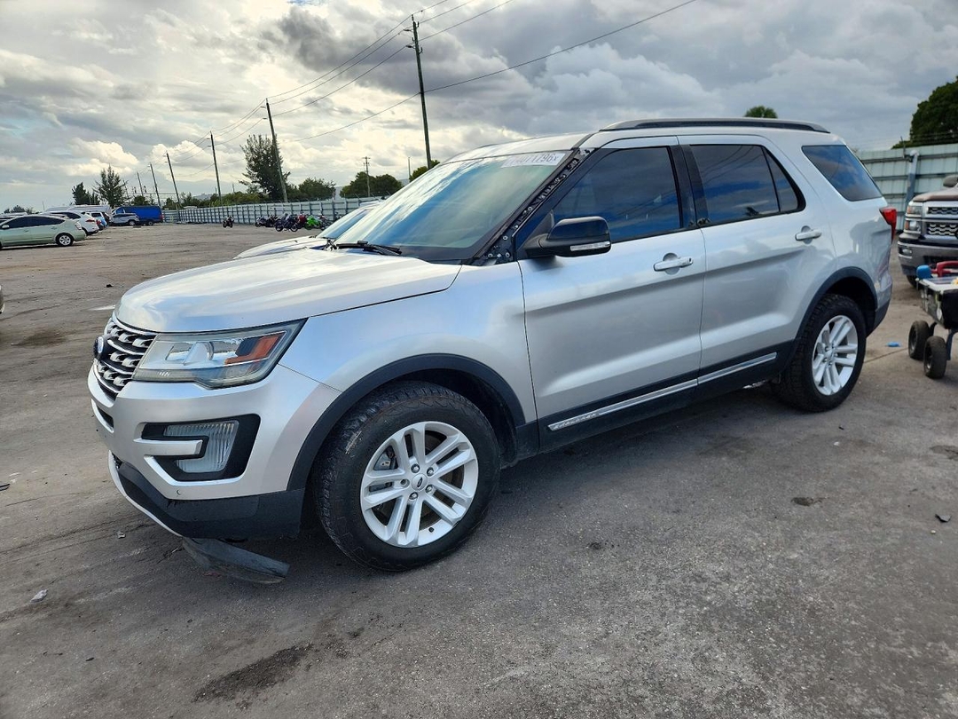 Vue de 2017 FORD EXPLORER XLT, angle 1