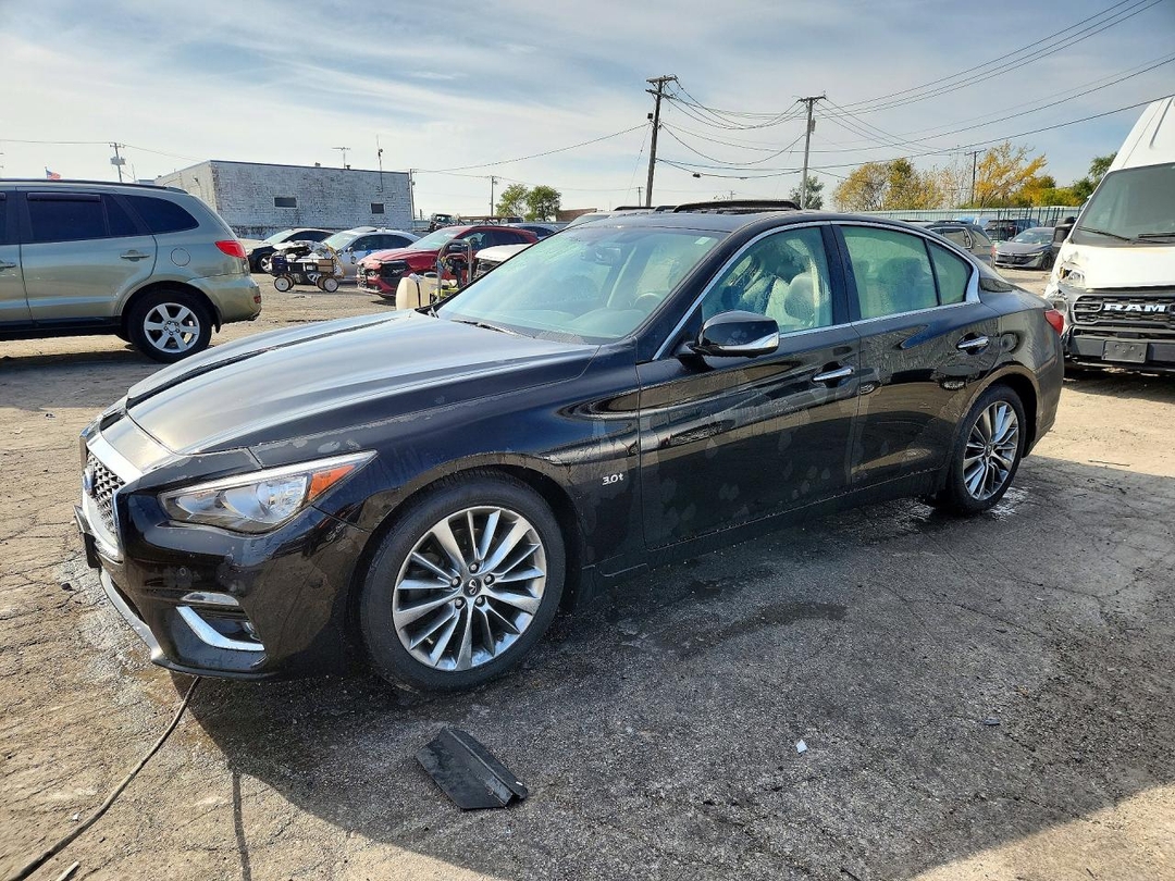 Vue de 2018 INFINITI Q50 3.0T LUXE, angle 1