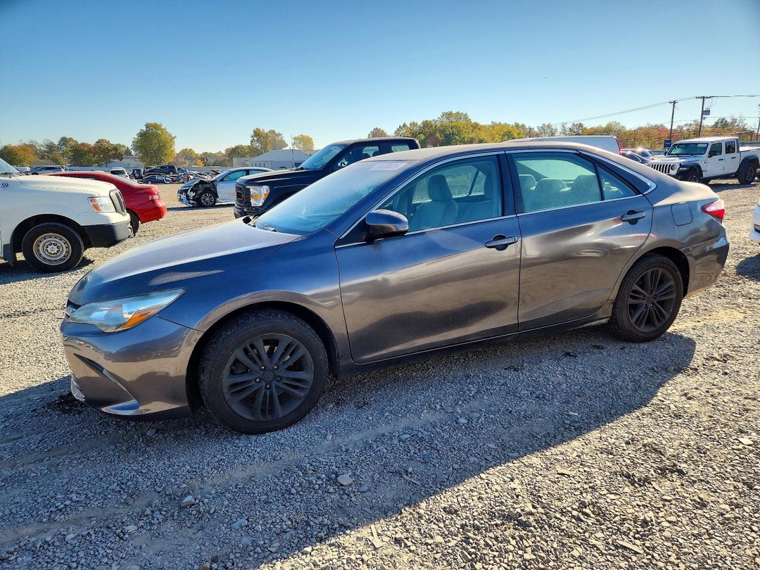 Vista de 2015 TOYOTA CAMRY LE, ángulo 1