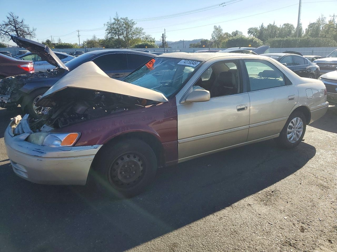 Vista de 1998 TOYOTA CAMRY LE, ángulo 1