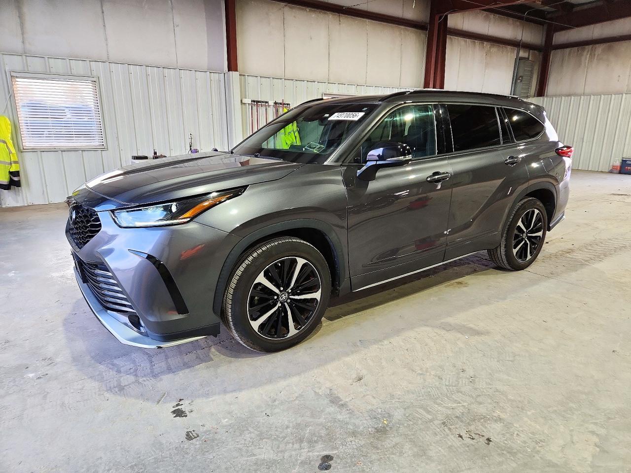 Vue de 2021 TOYOTA HIGHLANDER XSE, angle 1