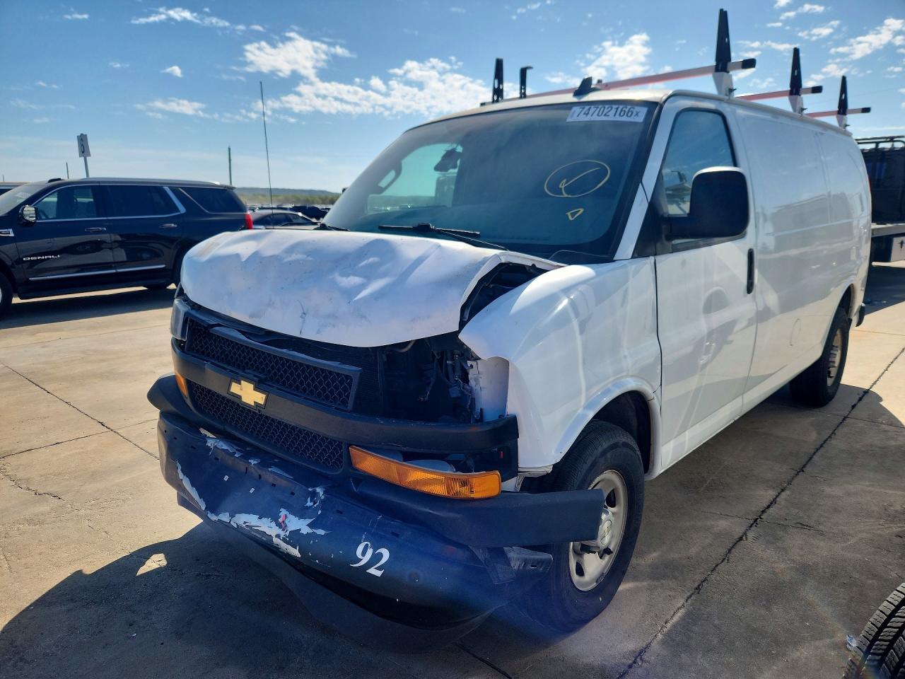Vista de 2021 CHEVROLET EXPRESS, ángulo 1