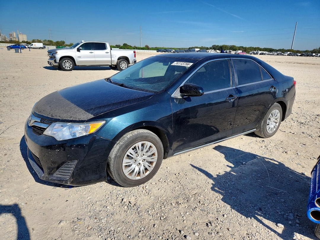 Vue de 2014 TOYOTA CAMRY LE, angle 1