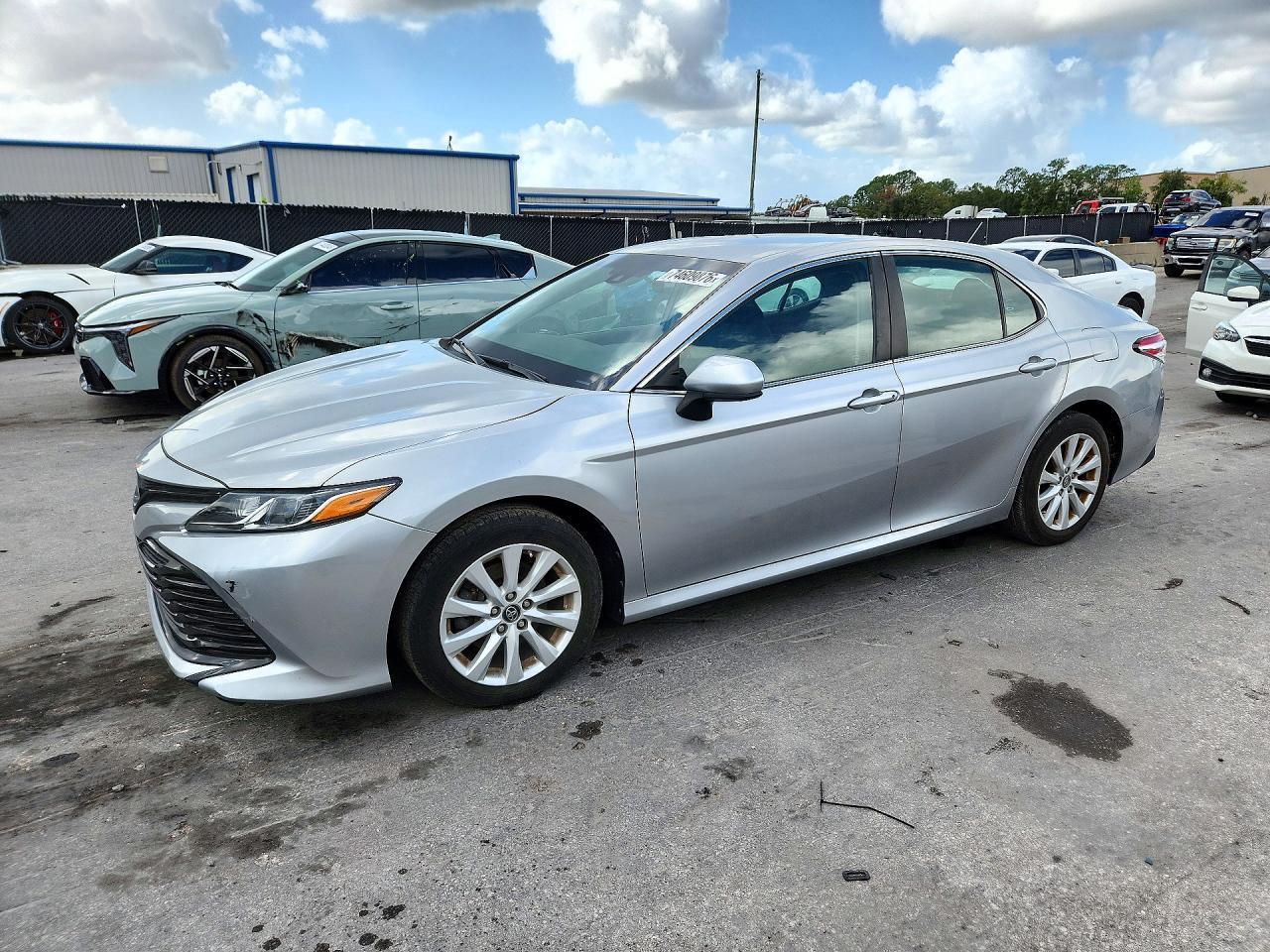 Vedere 2018 TOYOTA CAMRY LE, unghi 1