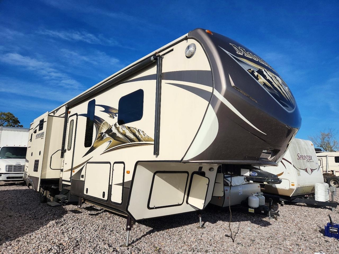 منظر 2015 KEYSTONE MONTANA CAMPER، زاوية 1