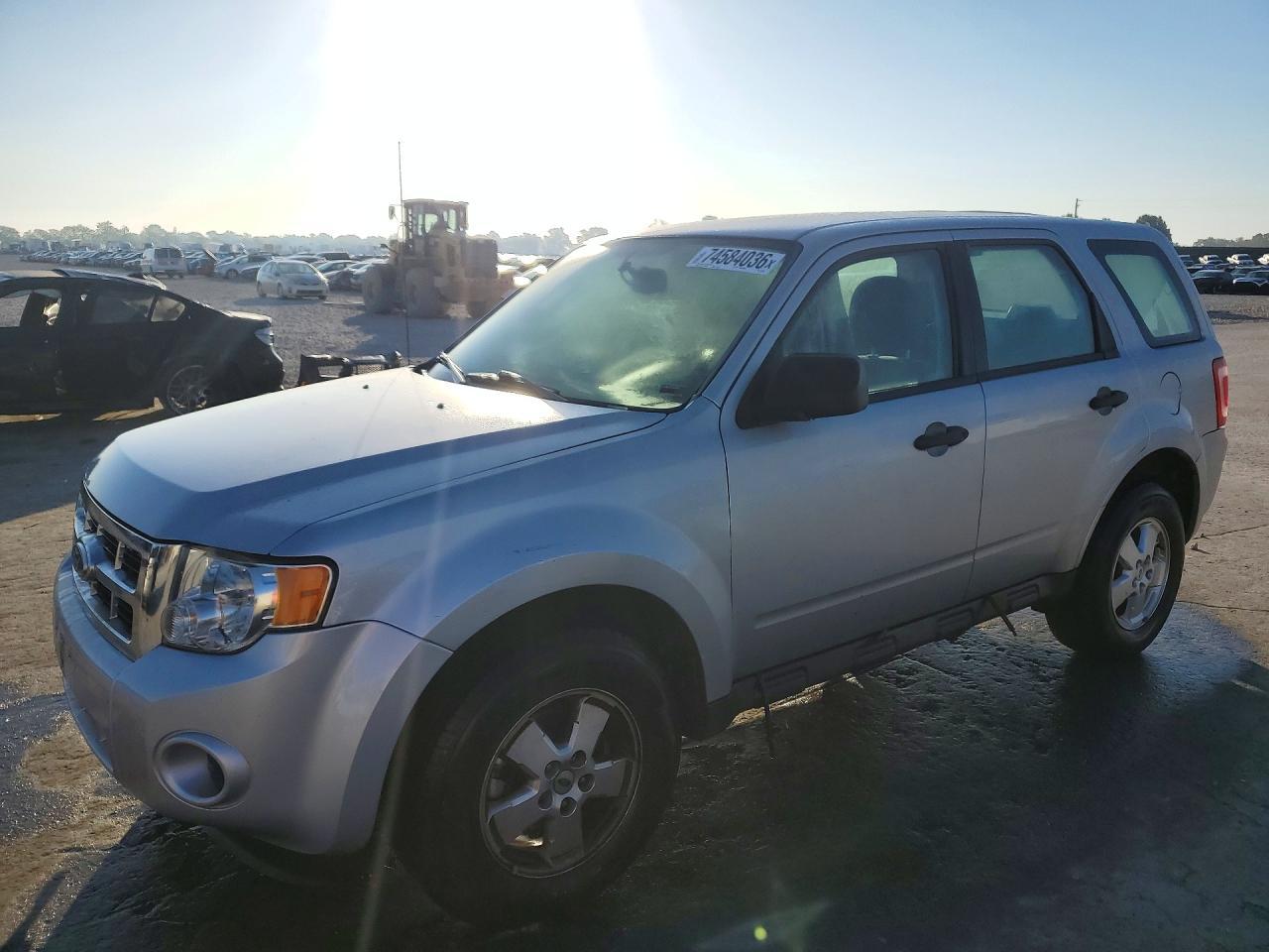 Вид 2011 FORD ESCAPE XLS, угол 1