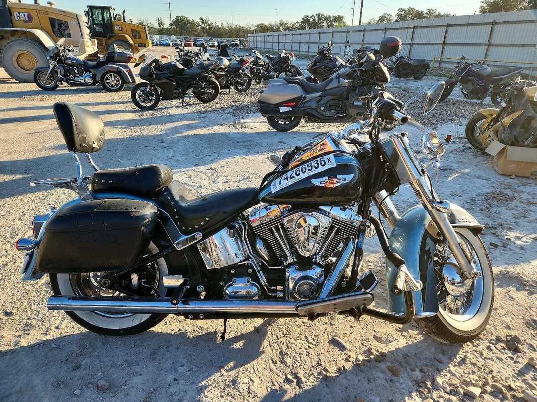 منظر 2008 HARLEY-DAVIDSON FLSTN، زاوية 1