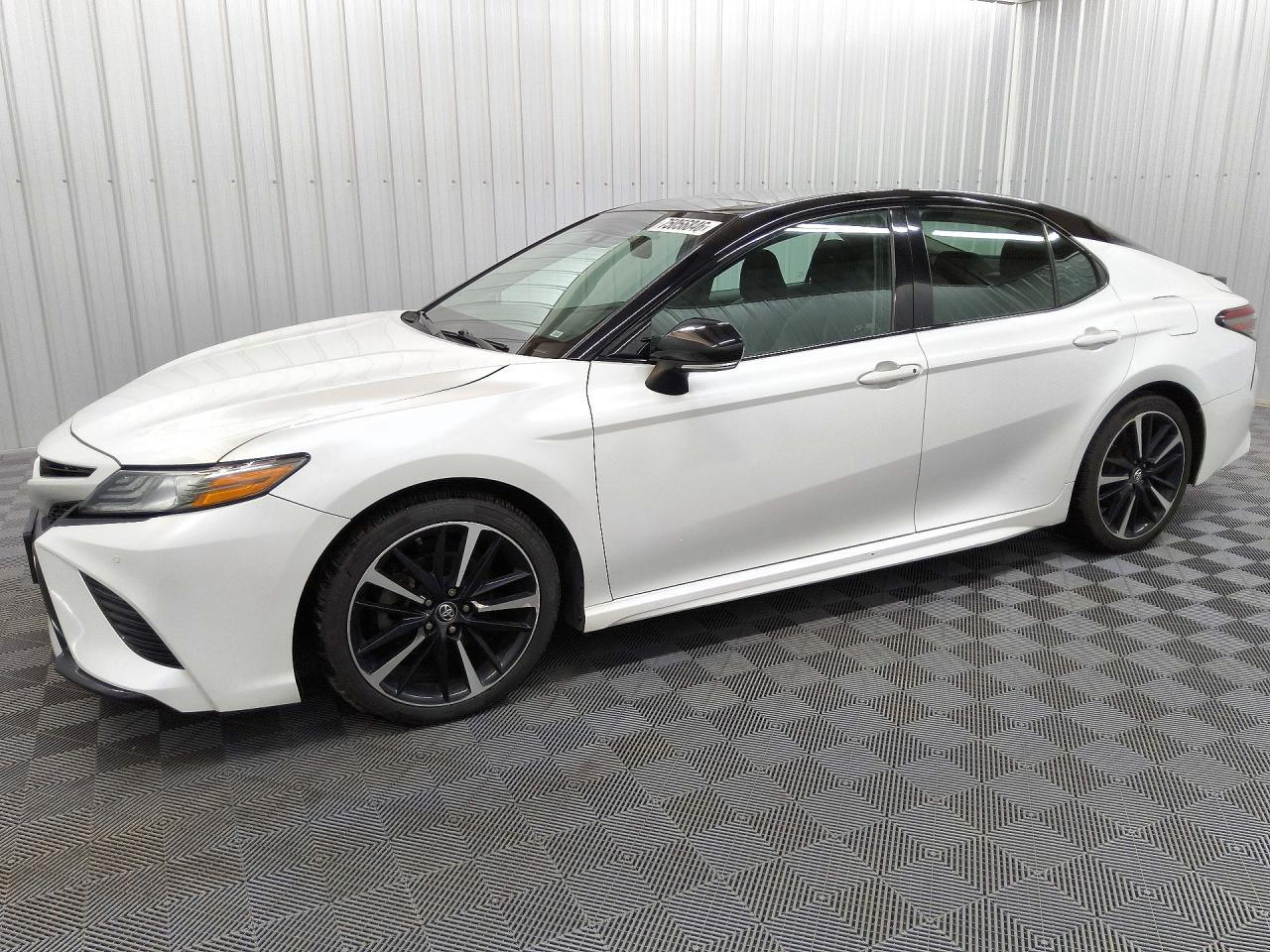 Vue de 2018 TOYOTA CAMRY XSE, angle 1
