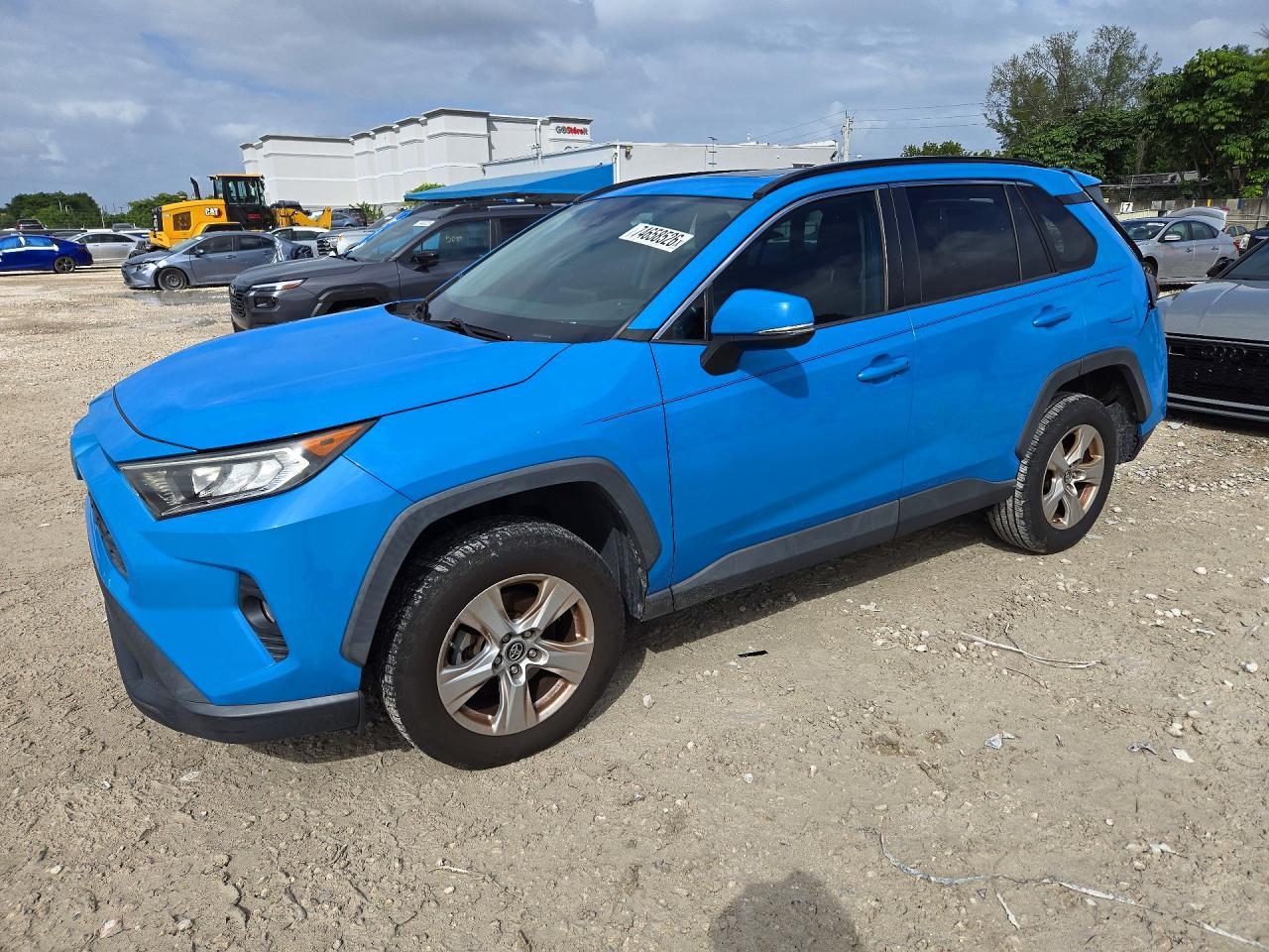 Vista de 2019 TOYOTA RAV4 XLE, ángulo 1