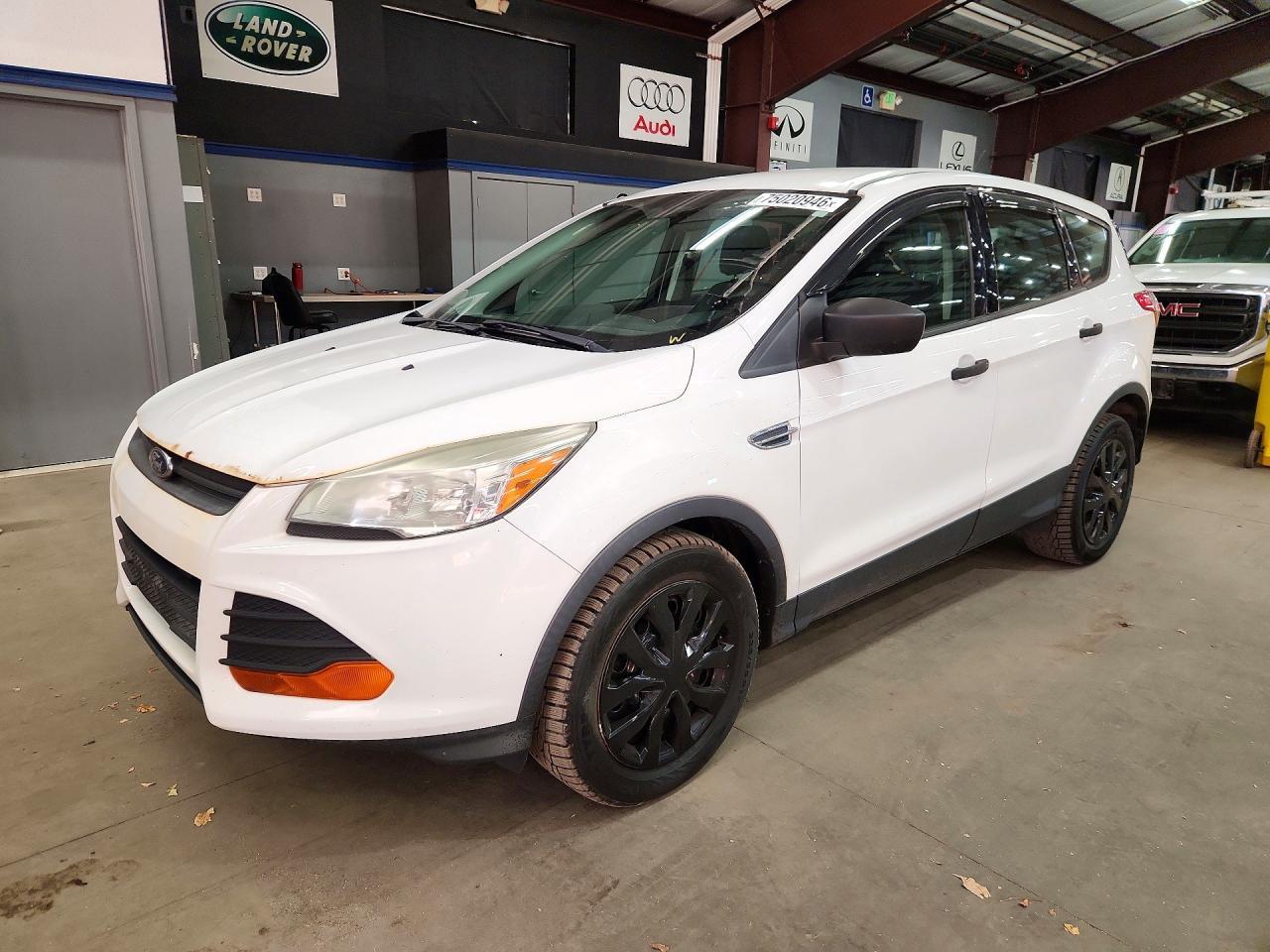 Vista de 2015 FORD ESCAPE S, ángulo 1
