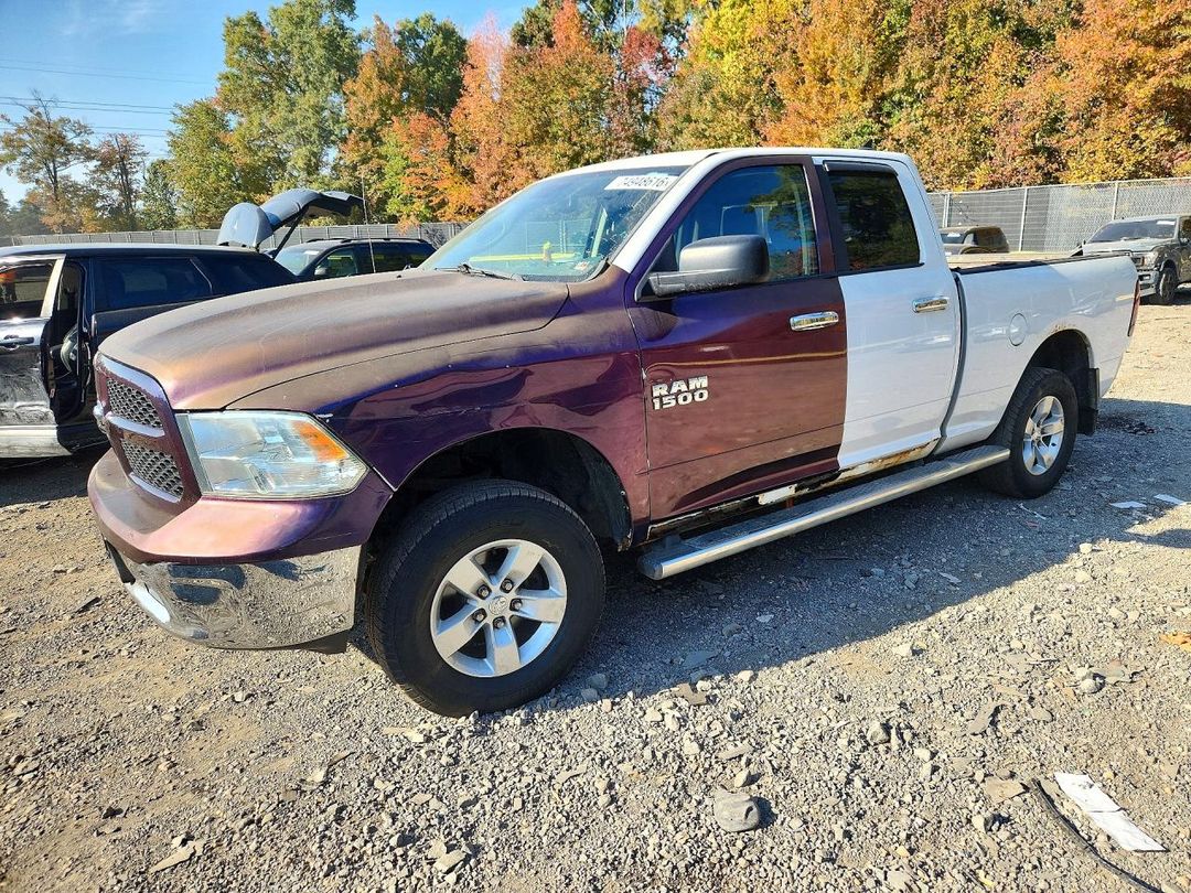 Vista de 2013 RAM 1500 SLT, ángulo 1