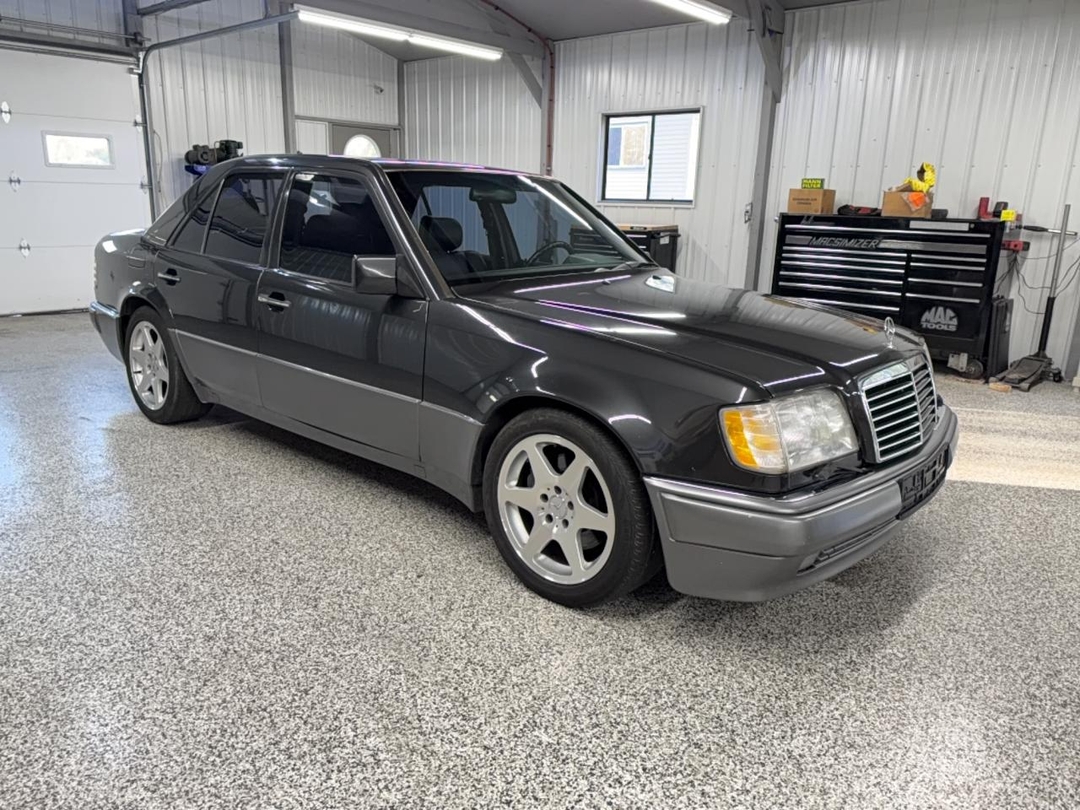 Vue de 1994 MERCEDES-BENZ E 500, angle 1