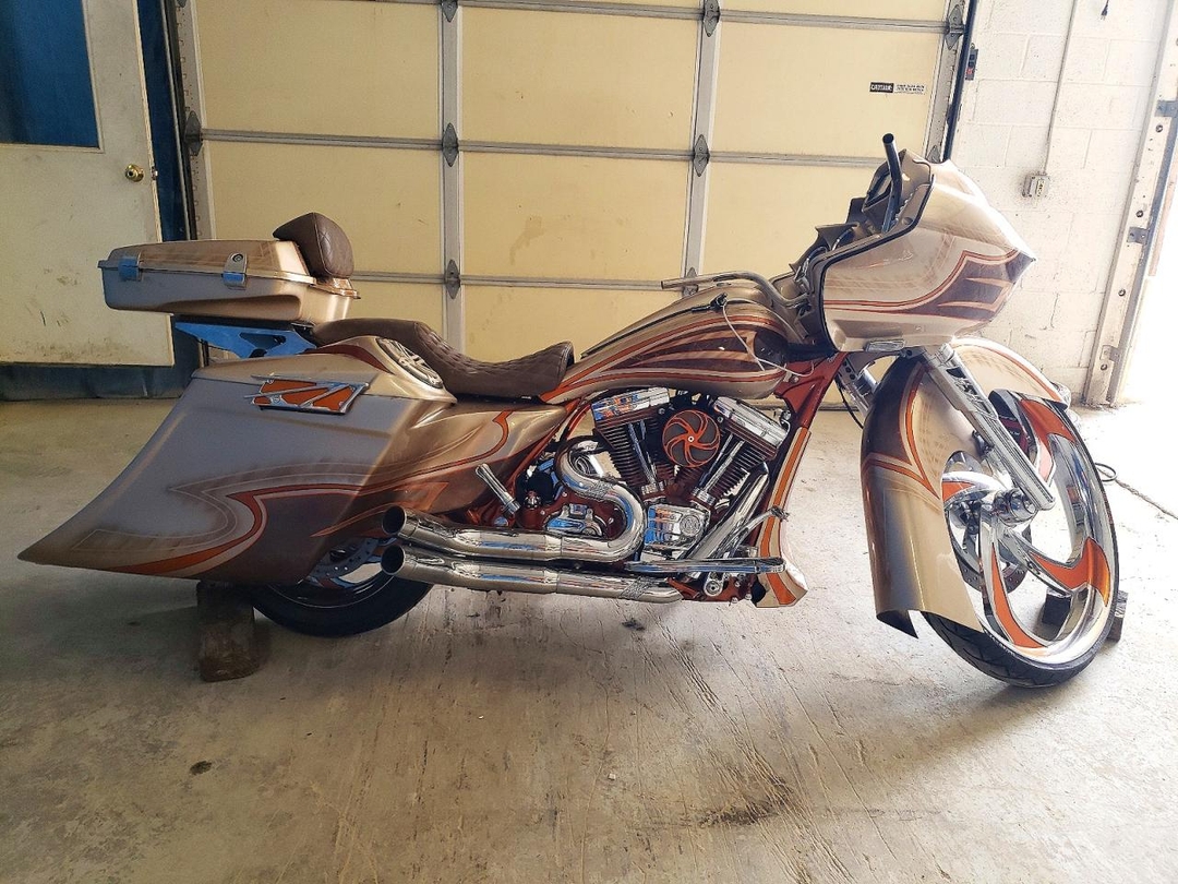 Vista de 2009 HARLEY-DAVIDSON FLHX, ángulo 1