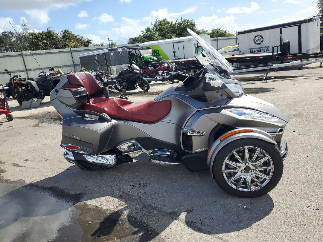 Vista de 2014 CAN-AM SPYDER ROADSTER RT, ángulo 1