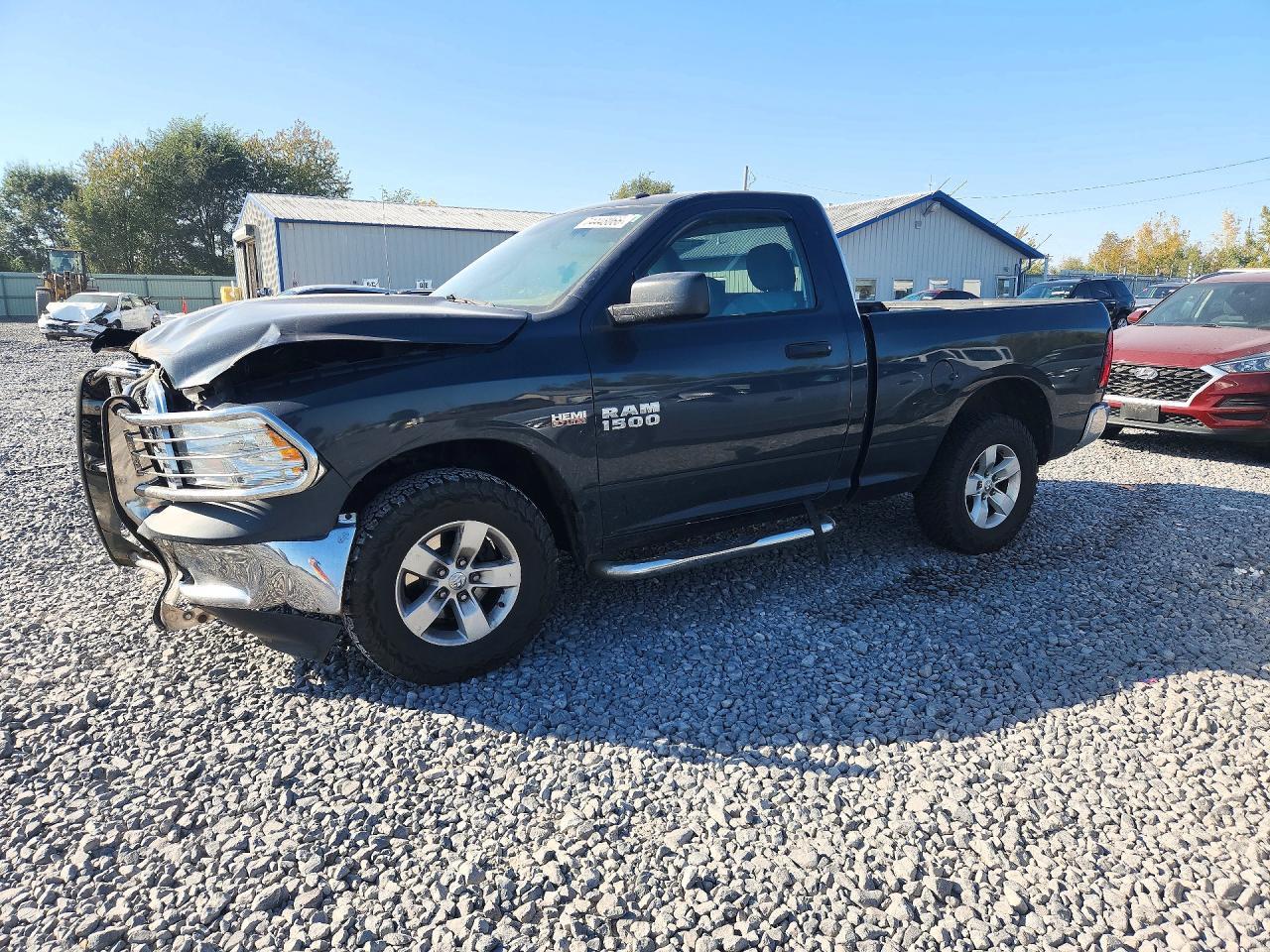 Вид 2015 RAM 1500 ST, угол 1