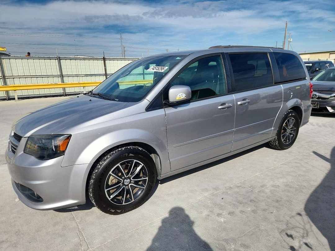 Vue de 2016 DODGE GRAND CARAVAN R/T, angle 1