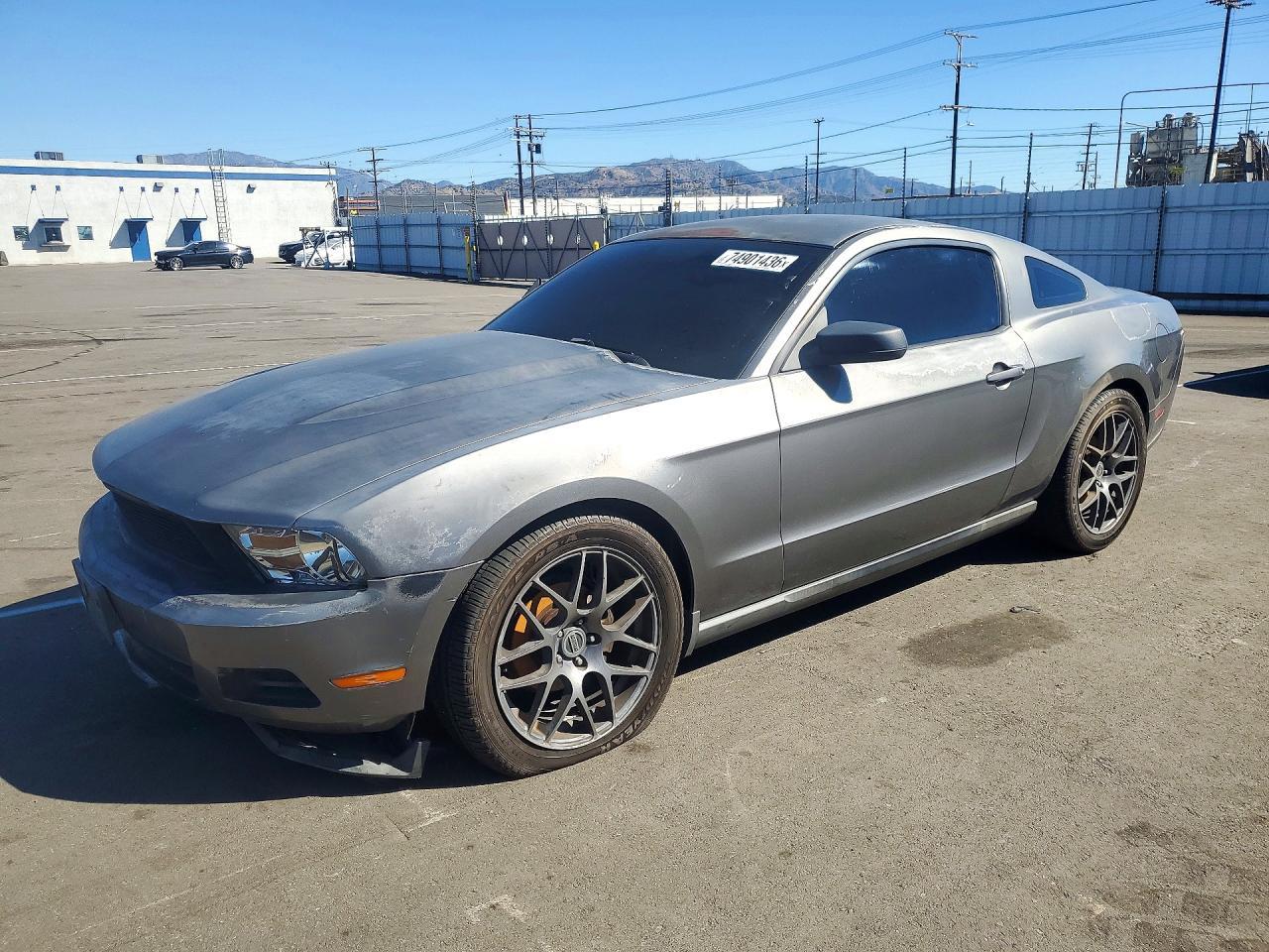 Vista de 2010 FORD MUSTANG, ángulo 1