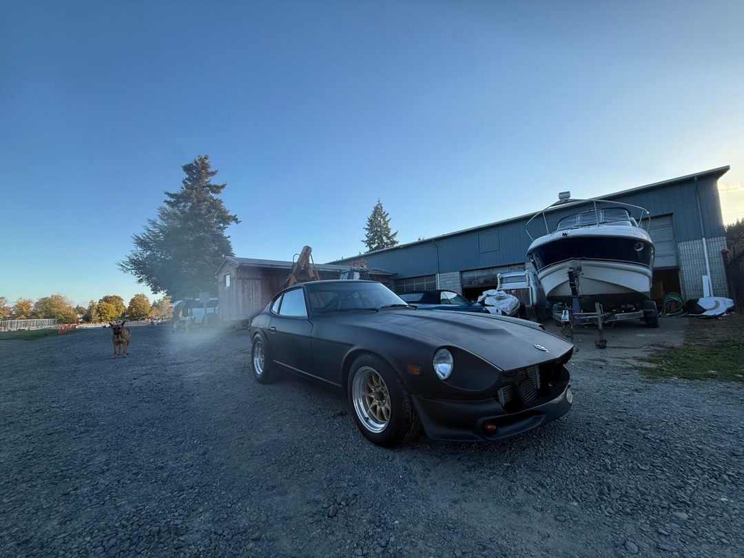 Вид 1975 DATSUN 280Z, угол 1