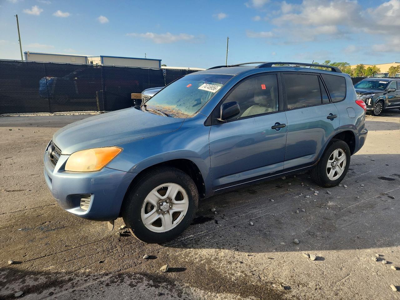 Вид 2011 TOYOTA RAV4 BASE, угол 1