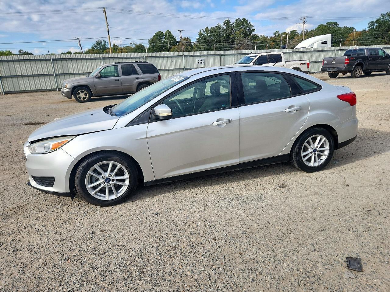 Вид 2017 FORD FOCUS SE, угол 1