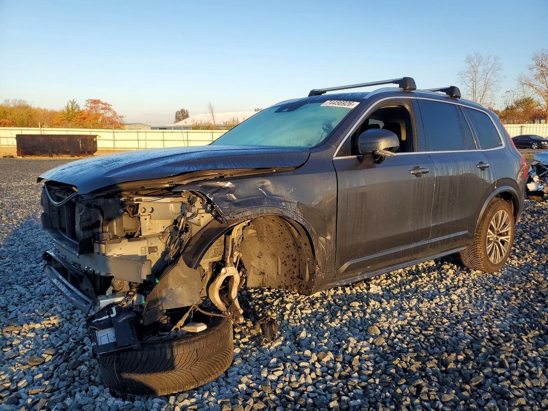 Vue de 2021 VOLVO XC90 T5 MOMENTUM, angle 1
