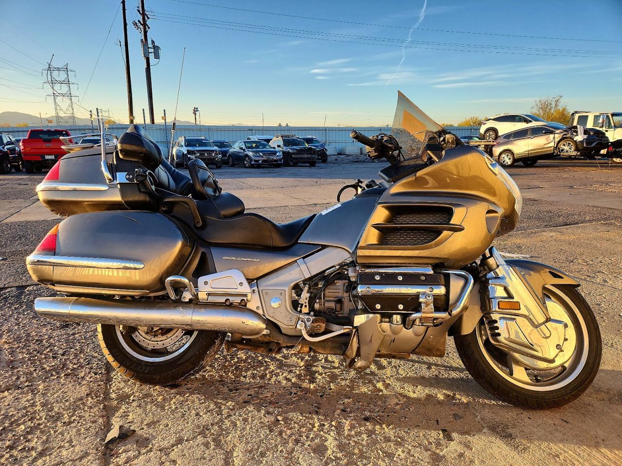 منظر 2004 HONDA GL1800، زاوية 1