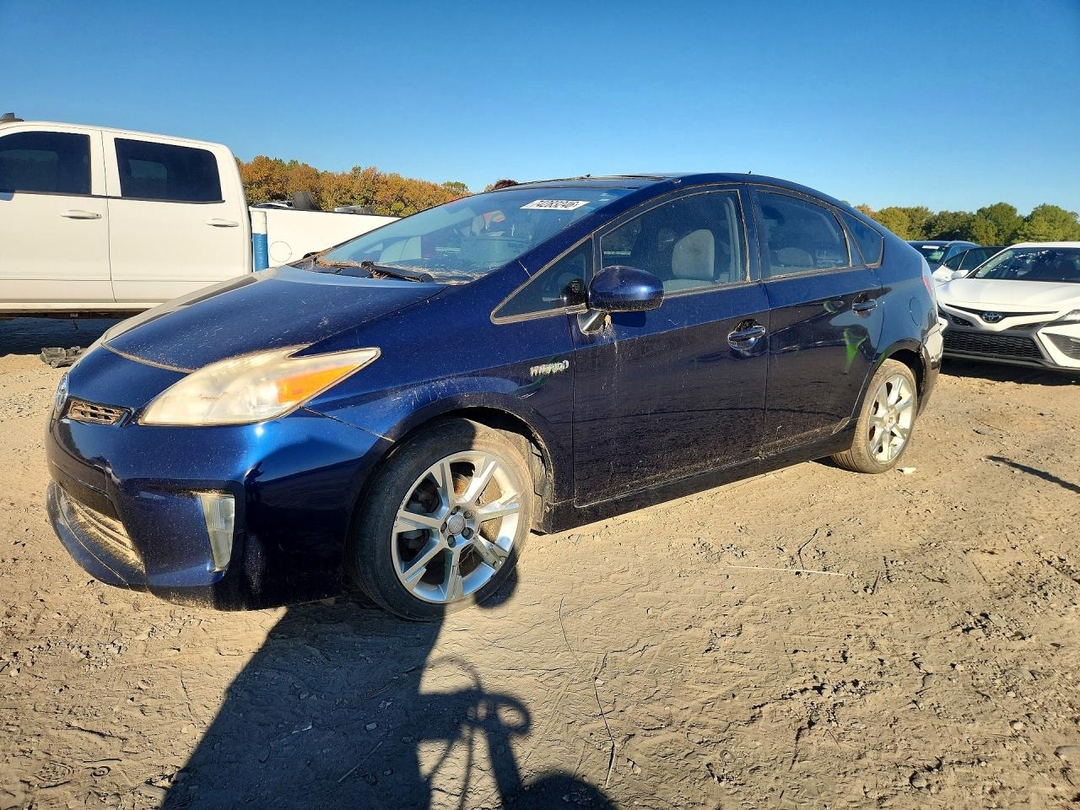 Vue de 2013 TOYOTA PRIUS THREE, angle 1