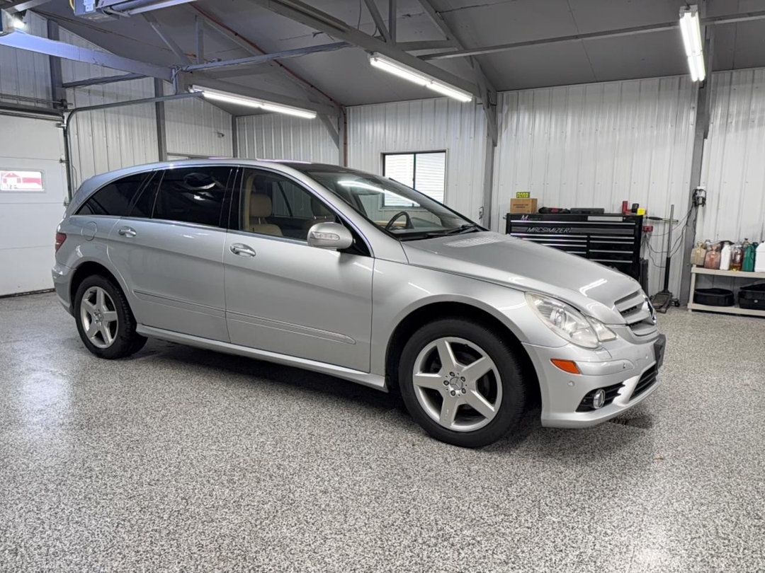Vue de 2006 MERCEDES-BENZ R 500, angle 1