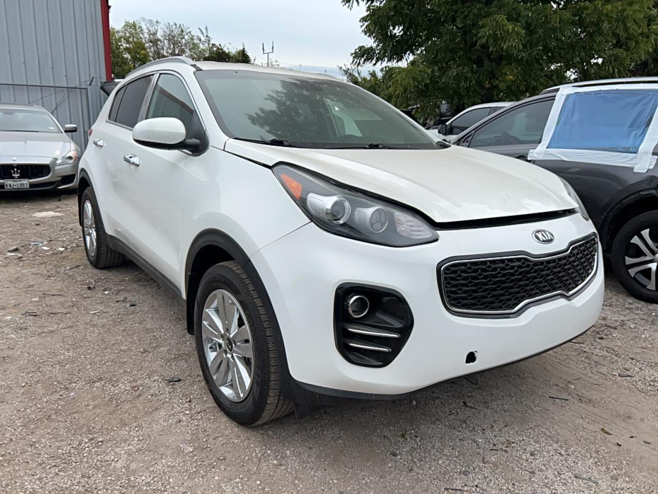 منظر 2017 KIA SPORTAGE LX، زاوية 1