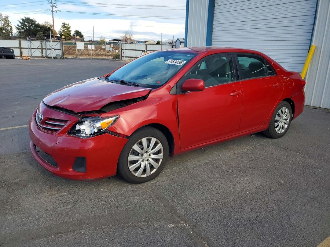 Vue de 2013 TOYOTA COROLLA LE, angle 1