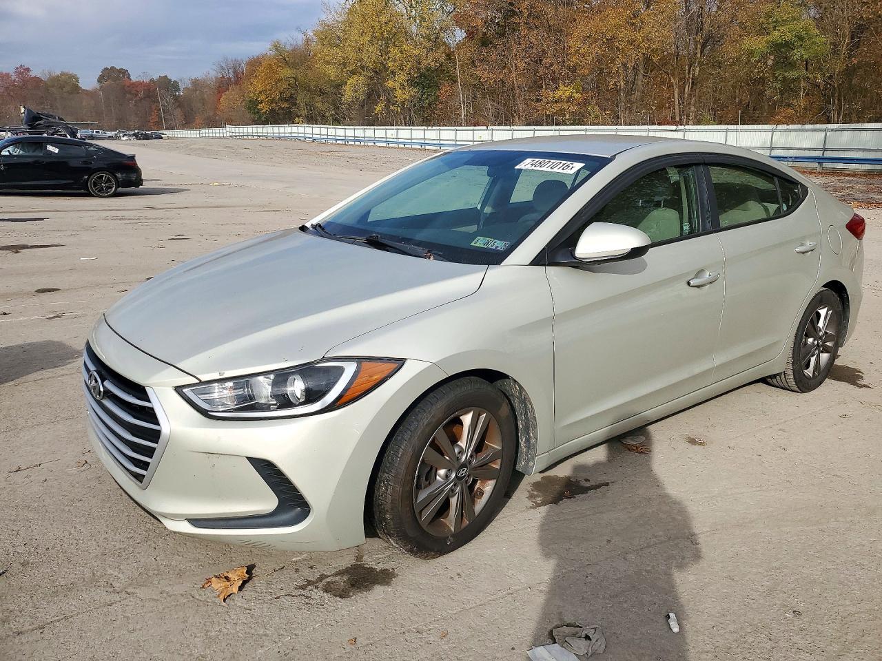 Вид 2017 HYUNDAI ELANTRA SE, угол 1