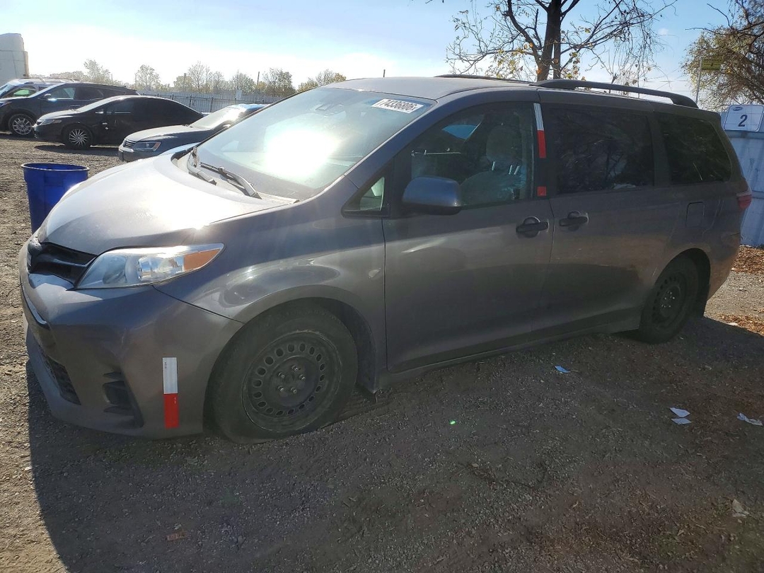Вид 2018 TOYOTA SIENNA L, угол 1