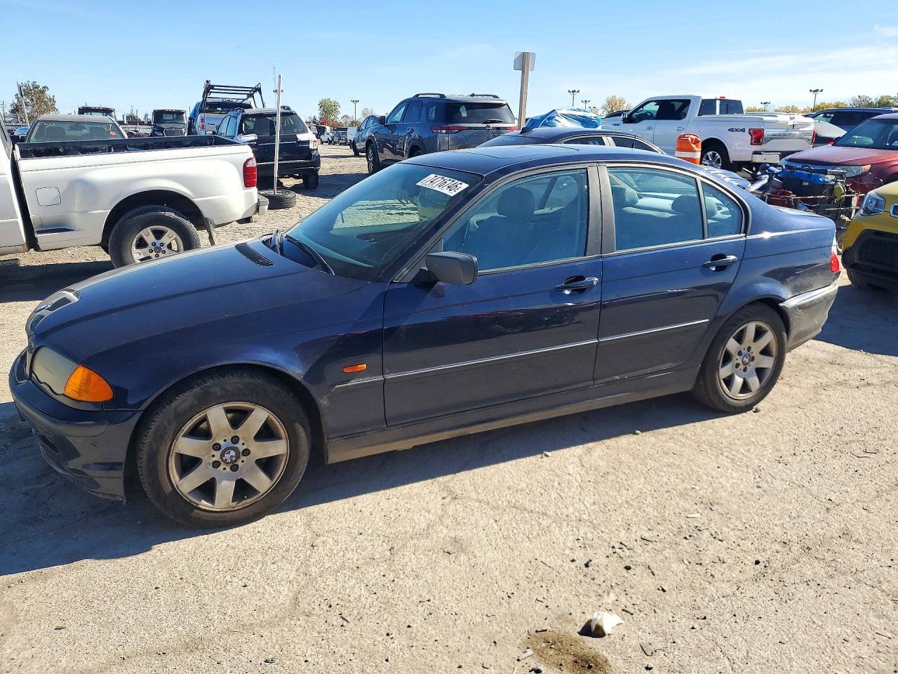 Vue de 2000 BMW 323 I, angle 1